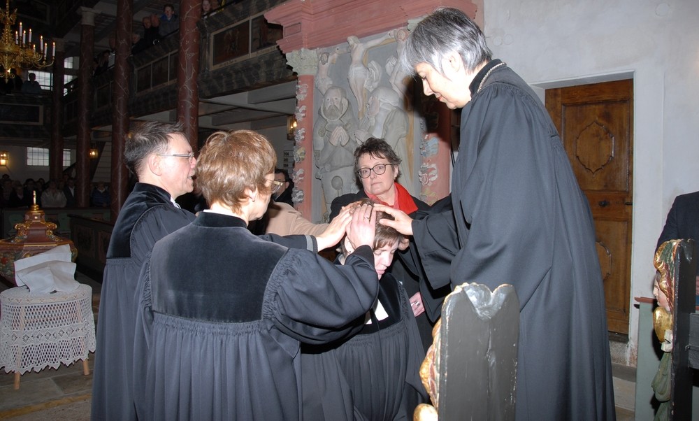 Ordinationshandlung durch Regionalbischöfin Dr. Dorothea Greiner. Foto: Dieter Jenß