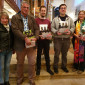 Pfarrerin Stefanie Krauß (rechts) und Vertrauensfrau Rosi Herath würdigen (von rechts) Tobias Heidenreich, Thomas Bursian und Thomas Schmeer beim Helferdank für mehr als zehn Jahre Einsatz für die ev. Kirche Glashütten. Foto: Werner Schubert