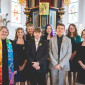 7 Mädchen und Jungen bekannten sich 2023 in Glashütten bei der Konfirmation zu ihrem Glauben an Gott, so Pfarrerin Stefanie Krauß im Rahmen des Festgottesdienstes in der St. Bartholomäus-Kirche. Das Bild zeigt die Konfirmanden mit ihrer Pfarrerin. Foto: Schnellinger