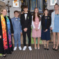 Drei Mädchen und zwei Jungen bekannten sich 2024 in Glashütten bei der Konfirmation zu ihrem Glauben an Gott. Hier mit Pfarrerin Stefanie Krauß im Rahmen des Festgottesdienstes in der St. Bartholomäus-Kirche. Foto: Jenß