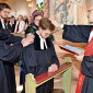 Dekan J&uuml;rgen Hacker installiert den neuen Pfarrer Jakob Vocke in der ev. Kirche Mistelgau. Foto: Dieter Jen&szlig; 