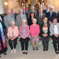 An der diamantenen Jubelkonfirmation 2023 in der St. Bartholomäuskirche in Mistelgau nahmen sechs Frauen und elf Männer teil, die im Jahr 1963 erstmals an den Tisch des Herrn traten. Im Bild die Jubilare, die bis auf Lisette Ponfick, geb. Rettner (Mitte zweite Reihe) die aus Köln anreiste, alle aus der Region kommen. Mit im Bild Pfarrerin Stefanie Krauß. Foto: Dieter Jenß