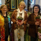 Beim diesjährigen Helferfest der Kirchengemeinde Glashütten dankte Pfarrerin Stefanie Krauß (links) mit einem kleinen Präsent Angelika Glamsch (Mitte), Andrea Dörfler und Kathrin Becker (nicht auf dem Bild) für Jahrzehnte langen Einsatz für die ev. Kirche. Foto: Werner Schubert