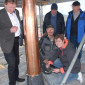 Ein denkwürdiger Moment: Pfarrerin Mareike Kraemer beim Einschlagen der letzten Edelstahlnägel für den letzten Schiefer von 14000 Schieferplatten beim Kirchturm in Mistelgau. Links Bürgermeister Karl Lappe. Foto: Dieter Ienß 