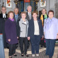 Die Jubelkonfirmation in der St. Bartholomäuskirche in Glashütten war ein großer Festtag. Vor 65 Jahren Im Jahr 1954 traten von links Gitta Margarete Heyeres, Waltraud Soballa, Margarete Nützel und Herlinde Baldauf, die aus Hannover anreiste, zusammen mit Sigmund Hacke (Vierter von rechts), der in Burghausen lebt, sowie Emil Hacker (Dritter von links) aus Heinersreuth, der Vater von Dekan Jürgen Hacker (links), erstmals an den Tisch des Herren und feierten eiserne Konfirmation. Mit im Bild Pfarrerin Stefani