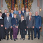 Die Eiserne Konfirmation in Mistelgau begingen elf Frauen und Männer, die vor 65 Jahren konfirmierten. Sie kamen größtenteils aus der Region um Bayreuth. Die weiteste Anreise hatte Marie Finzel aus Itzgrund bei Coburg. Den feierlichen Gottesdienst hielt Pfarrerin Mareike Kraemer (links). Foto: Dieter Jenß