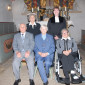 Die ältesten Teilnehmer feierten die Kronjuwelen-Konfirmation in Mistelgau: (v. links sitzend) Georg Maisel (Mistelgau), Margarete Roith (Mistelbach), Anneliese Jakob, die aus Duisburg anreiste, und stehend Frieda Sättler (Frankenhaag). Sie wurden vor 75 Jahren konfirmiert. Den Festgottesdienst hielt Pfarrerin Mareike Kraemer. Foto: Dieter Jenß