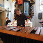 Ein Feuerwerk der Musik in der ev. Kirche Glashütten an St. Bartholomä beim Abschlusskonzert des 69. Festival junger Künstler Bayreuth. Auf dem Bild Klaus Rosner und Leon Neudert am Marimbaphon und Percussion. Foto: Werner Schubert